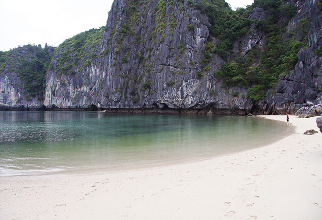 Bãi tắm nhỏ trên Vịnh Hạ Long