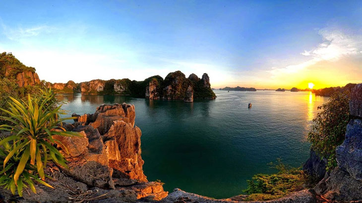 Hoàng hôn trên Vịnh Hạ Long